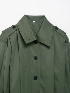 Detail der olivgrünen Jacke mit klassischem Revers, Epauletten und schwarzem Knopf