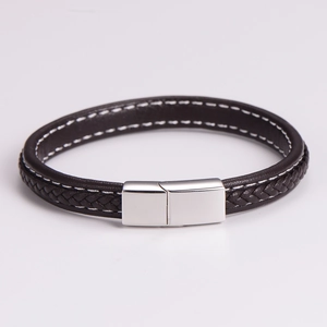 Primer plano detallado de pulsera de cuero trenzado para hombre con cierre magnético