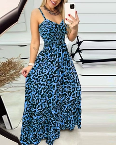 Maxikleid mit blauem Leopardenmuster, schmalen Trägern und gestuftem Rockdesign