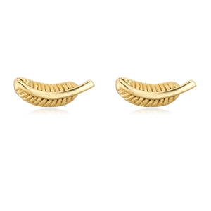 Detalle de pendientes de pluma chapados en oro de 18K con textura de hoja y acabado pulido