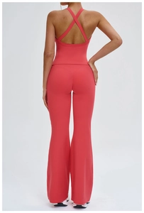 Détail ensemble de yoga rouge corail avec brassière dos croisé et pantalon évasé