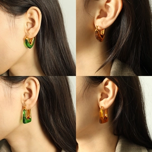 U-shaped resin earrings in green and amber with gold-plated geometric vintage design
