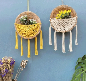 Detail von böhmischen Makramee-Wandkörben mit Rattanreifen und Baumwollfransen-Quasten
