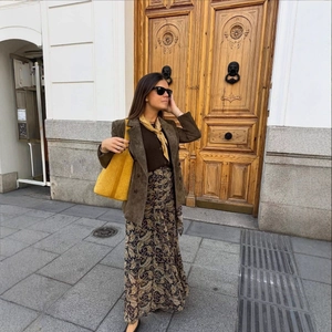 Blazer scamosciato verde oliva con abito lungo paisley e borsa tote in tessuto intrecciato