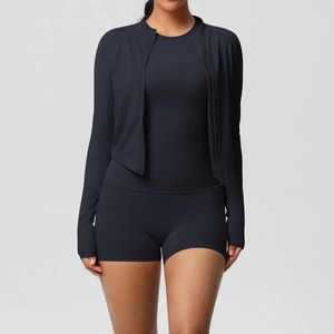Ensemble de yoga noir 3 pièces avec veste zippée, débardeur de sport et short ajusté