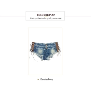 Dettaglio degli shorts in denim blu con stringhe bianche laterali e bordi sfrangiati