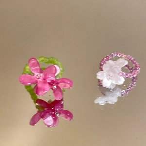 Handmade beaded flower rings in pink and white styles with mirror reflection effect