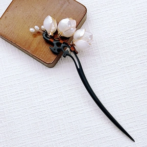 Épingle à cheveux élégante en bois de magnolia avec fleurs blanches et perles sur fond blanc