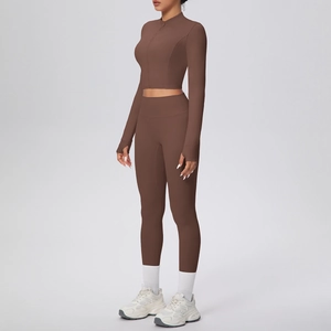 Détail de l'ensemble de yoga marron avec passe-pouce et taille haute effet galbant