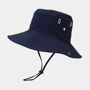 Dettaglio cappello da trekking blu navy con occhielli di ventilazione e laccio regolabile