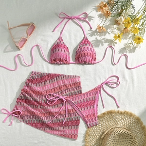 Détail du bikini 3 pièces à motif de vagues roses avec mini-jupe assortie et broderie