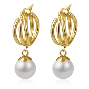 Élégantes boucles d'oreilles dorées multi-anneaux avec pendentifs perles blanches