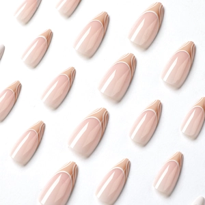 Unghie finte lunghe a bara con base rosa nudo, punte marroni e sottili linee bianche curve