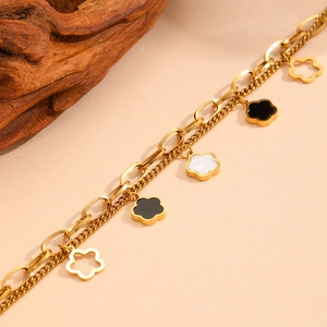 Bracciale a doppio strato in acciaio inossidabile dorato con ciondoli a fiori bianchi e neri