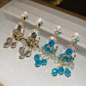 Orecchini a fiori con perle e cristalli in grigio fumo e blu brillante di lusso