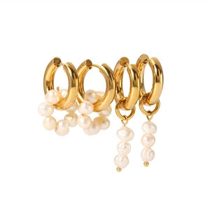 Vue détaillée de boucles d'oreilles créoles dorées 18 carats avec perles d'eau douce