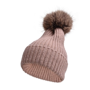 Dettaglio del berretto in maglia a coste spesse con pompon in ecopelliccia rosa antico