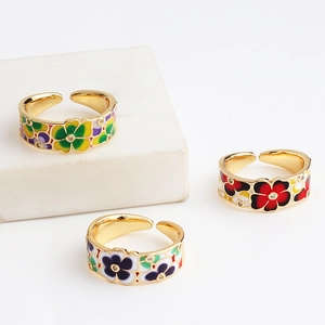 Juego de tres anillos de esmalte floral ajustables en colores vivos con baño de oro