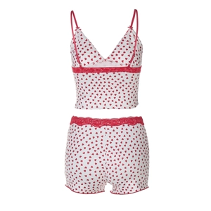 Détail du pyjama blanc avec cœurs rouges doté de dentelle et bretelles réglables