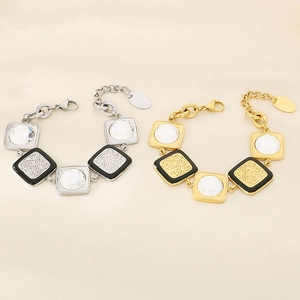 Dettaglio di maglie quadrate con smalto nero e pietre su bracciali dorati e argentati