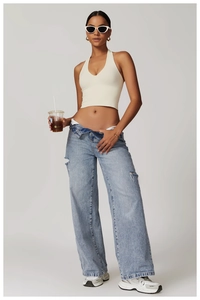 Modisches Racerback-Yoga-Top kombiniert mit Jeans für einen sommerlichen Workout-Look