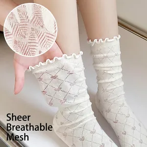 Chaussettes en soie de verre beige avec motifs de cœurs rouges et bordure festonnée douce