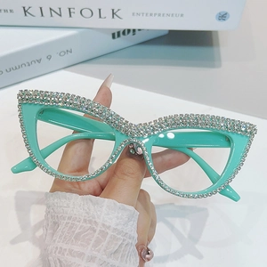Occhiali da sole cat-eye verde menta con catena di diamanti e montatura in strass