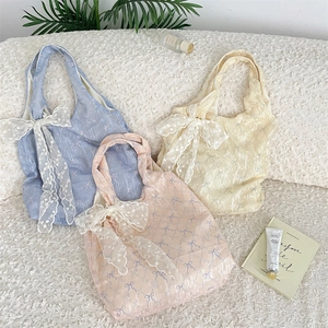 Détails de nœud en dentelle brodée et tissu texturé sur sacs à main d'été élégants
