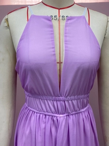 Détail du décolleté en V profond et de la taille élastique de la robe licou violette