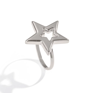 Vue détaillée de la bague géométrique étoile argentée avec finition en acier poli
