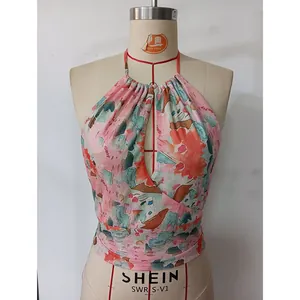 Detail eines rosa Neckholder-Tops mit Blumenmuster, Keyhole und Wickeldesign