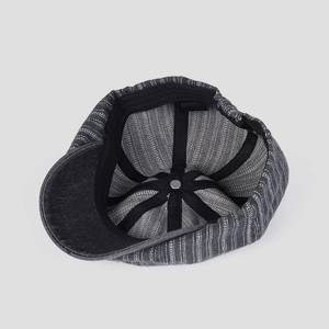 Vue détaillée de l'intérieur et de l'étiquette 100% coton d'une casquette en jean