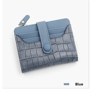 Portafoglio blu da donna con trama a coccodrillo, scomparti per carte e zip