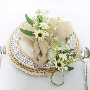 Portatovaglioli floreali con girasole, petali di seta bianca e perle per decorazioni nuziali