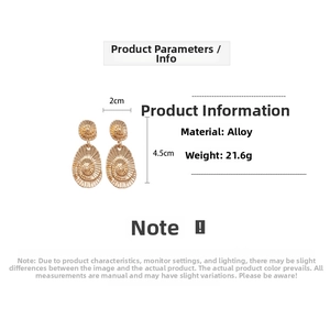 Détail de boucles d'oreilles coquillage dorées avec dimensions et texture radiale