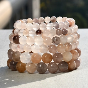 Nahaufnahme von violetten Quarz-Armbändern mit natürlicher Textur und glattem Glanz
