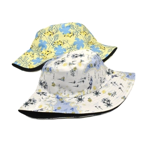 Détail de bobs à imprimé floral et tropical avec motifs Aloha et motifs de palmiers
