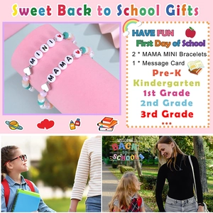 Ensemble de bracelets Mama et Mini en perles colorées avec breloque cœur et carte cadeau