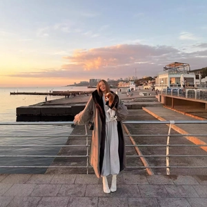 Cappotto invernale lungo grigio con collo in pelliccia, parka caldo e alla moda