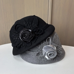 Detailansicht eleganter Wollhüte mit Satinblumen und feinem Netzschleier-Dekor
