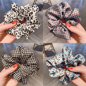 Set di quattro elastici in raso con stampe leopardate e motivi pied de poule