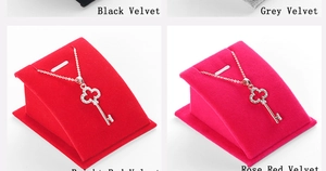 Comparaison détaillée des présentoirs à colliers en velours noir, gris, rouge et rose