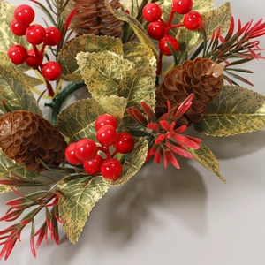 Bougeoir de Noël avec pommes de pin et baies rouges pour décoration de table