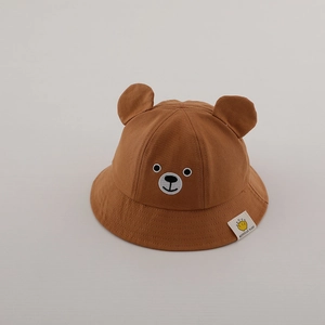 Détail de la broderie ours et oreilles 3D sur un chapeau de soleil en coton marron