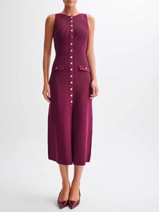 Robe mi-longue sans manches bordeaux moulante avec boutons et fente sur le côté