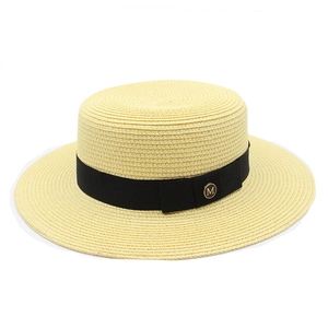 Chapeau canotier élégant en paille beige avec ruban noir et logo M doré pour le soleil