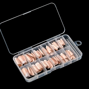 Klassieke French tip kunstnagels in 12-vaks opbergdoos met natuurlijke roze basis