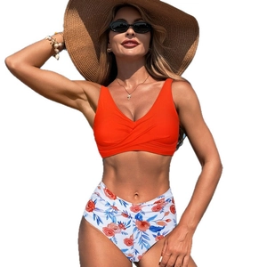 Zweiteiliger Bikini mit orangefarbenem Wickeloberteil und High-Waist-Hose mit Rosenmuster