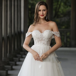 Robe de mariée blanche à épaules dénudées avec broderies et jupon en tulle multicouche