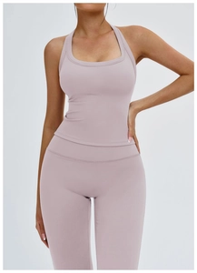 Dettaglio del set da yoga lavanda con top allacciato al collo e leggings a vita alta